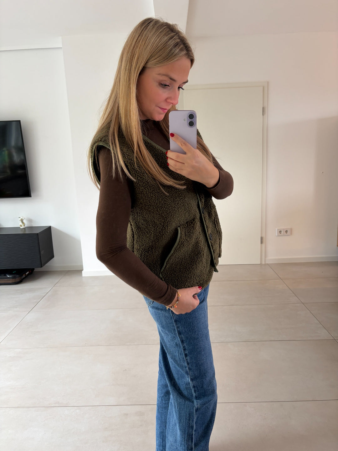 Teddy-Weste in Khaki mit Knöpfen und Taschen – Seitenansicht