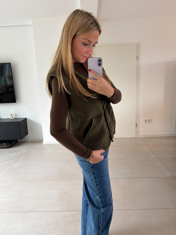 Teddy-Weste in Khaki mit Knöpfen und Taschen – Seitenansicht