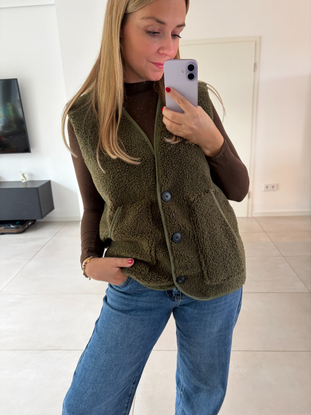 Teddy-Weste in Khaki mit Knopfleiste und aufgesetzten Taschen – Vorderansicht