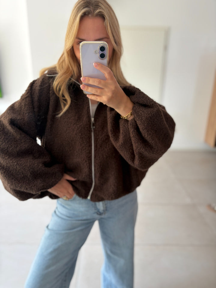Dunkelbraune Teddyjacke mit Ballonärmeln – getragen