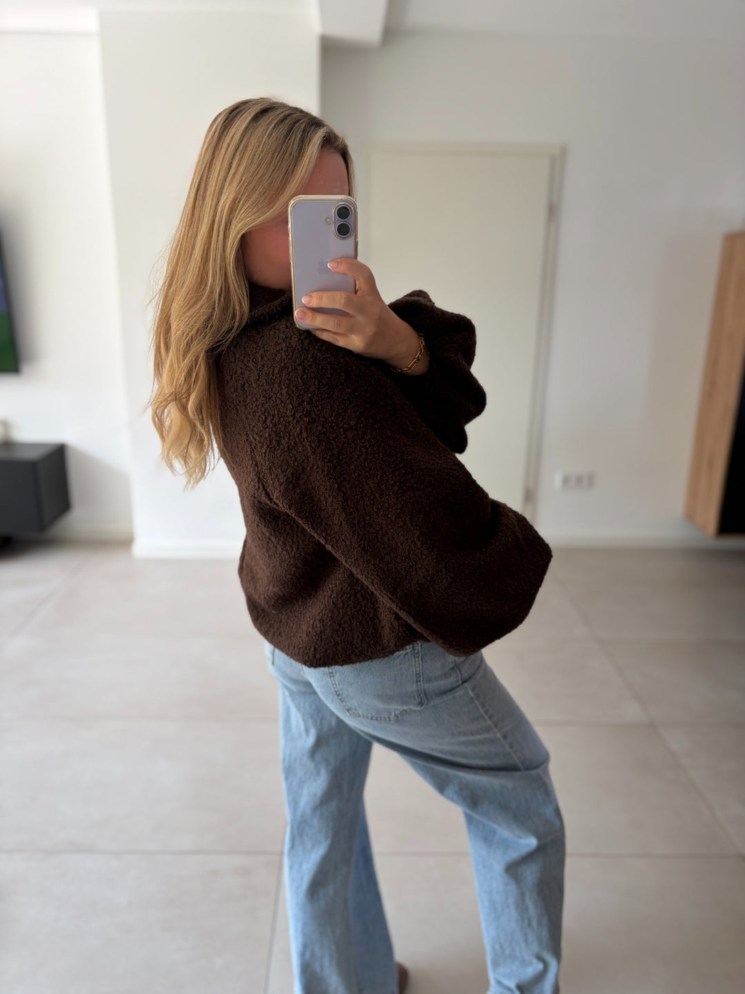 Teddyjacke in Dunkelbraun – Seitenansicht