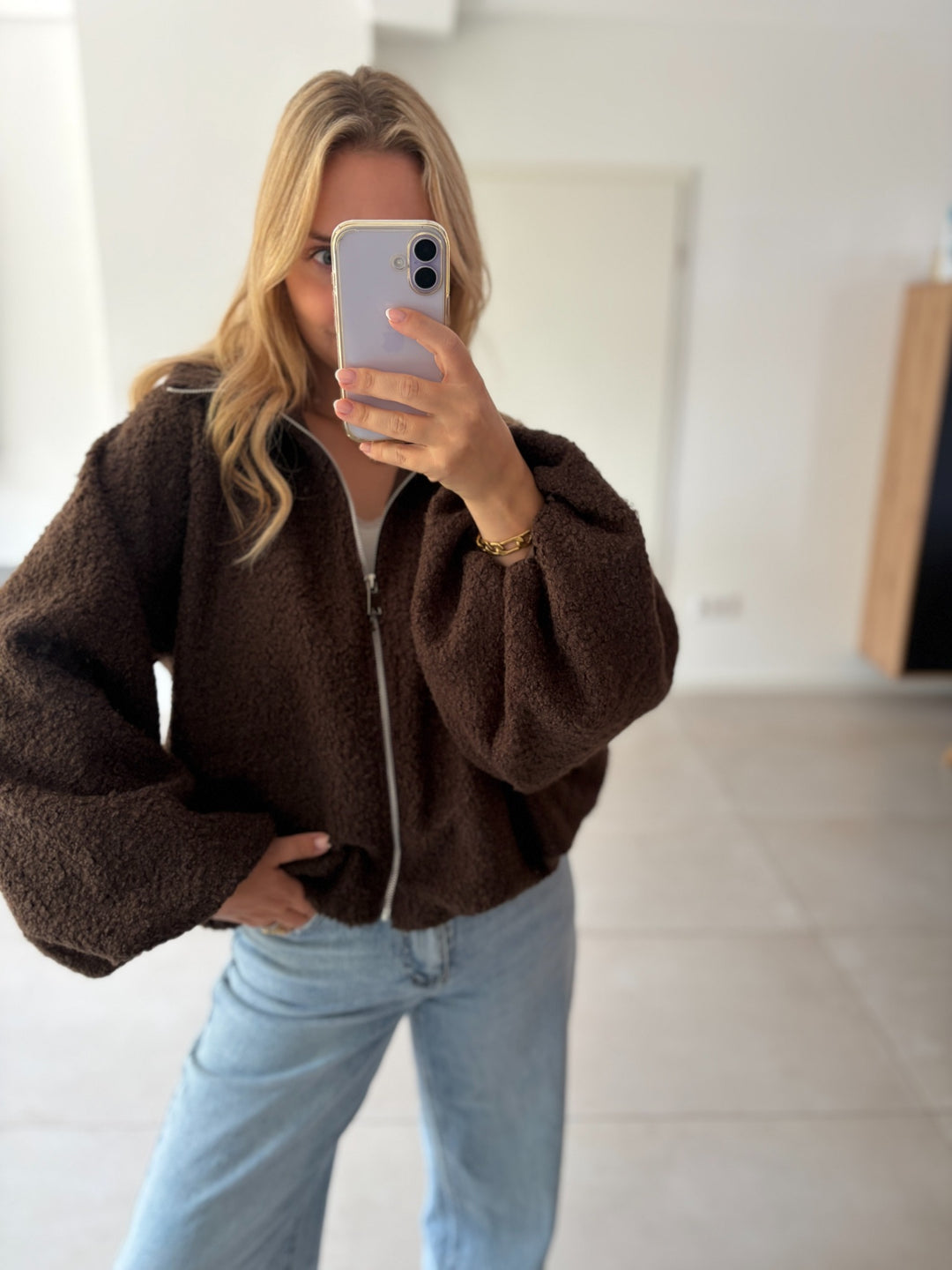 Teddyjacke in Dunkelbraun mit Reißverschluss – Vorderansicht