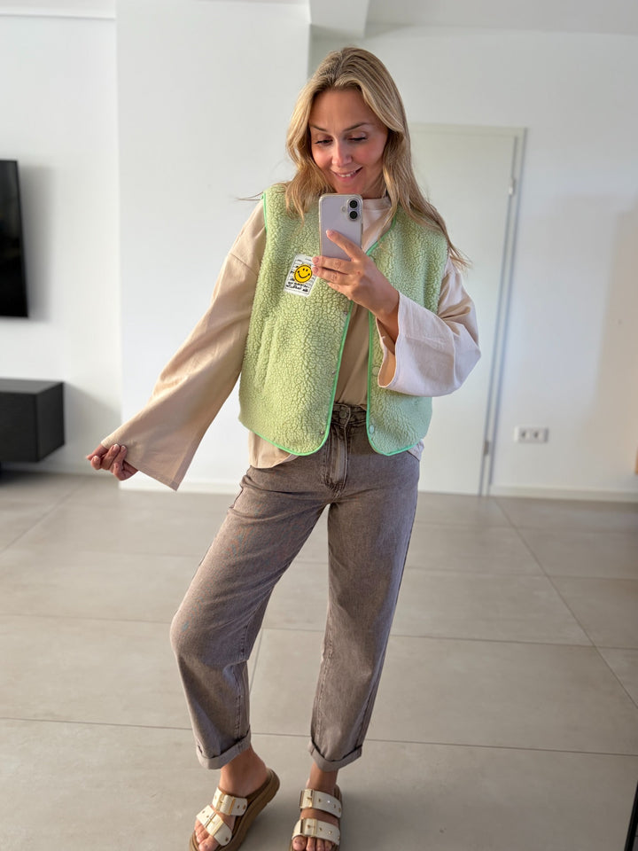 Pistazienfarbene Teddyweste Happy im Outfit mit Longsleeve und Jeans