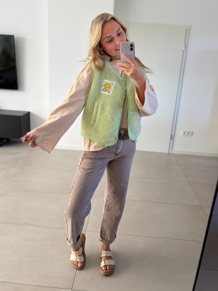 Teddyweste Happy in Pistazie – lockere Passform von vorne