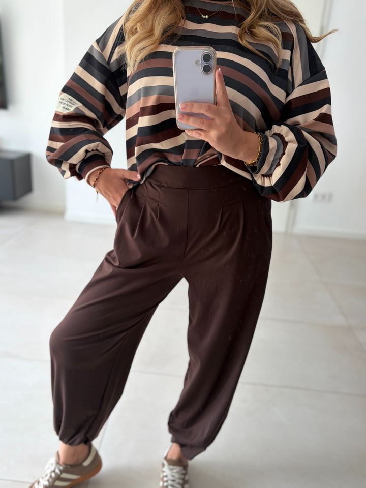 Dunkelbraune Tencel-Hose mit Bundfalten – getragen