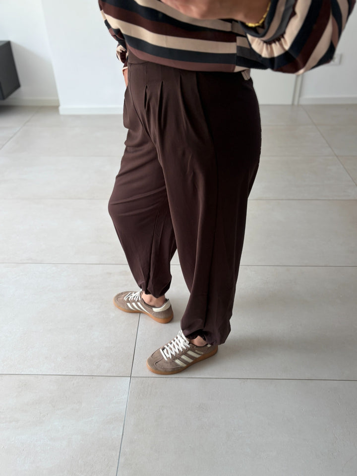 Tencel-Hose in Dunkelbraun – Seitenansicht und Beinabschluss