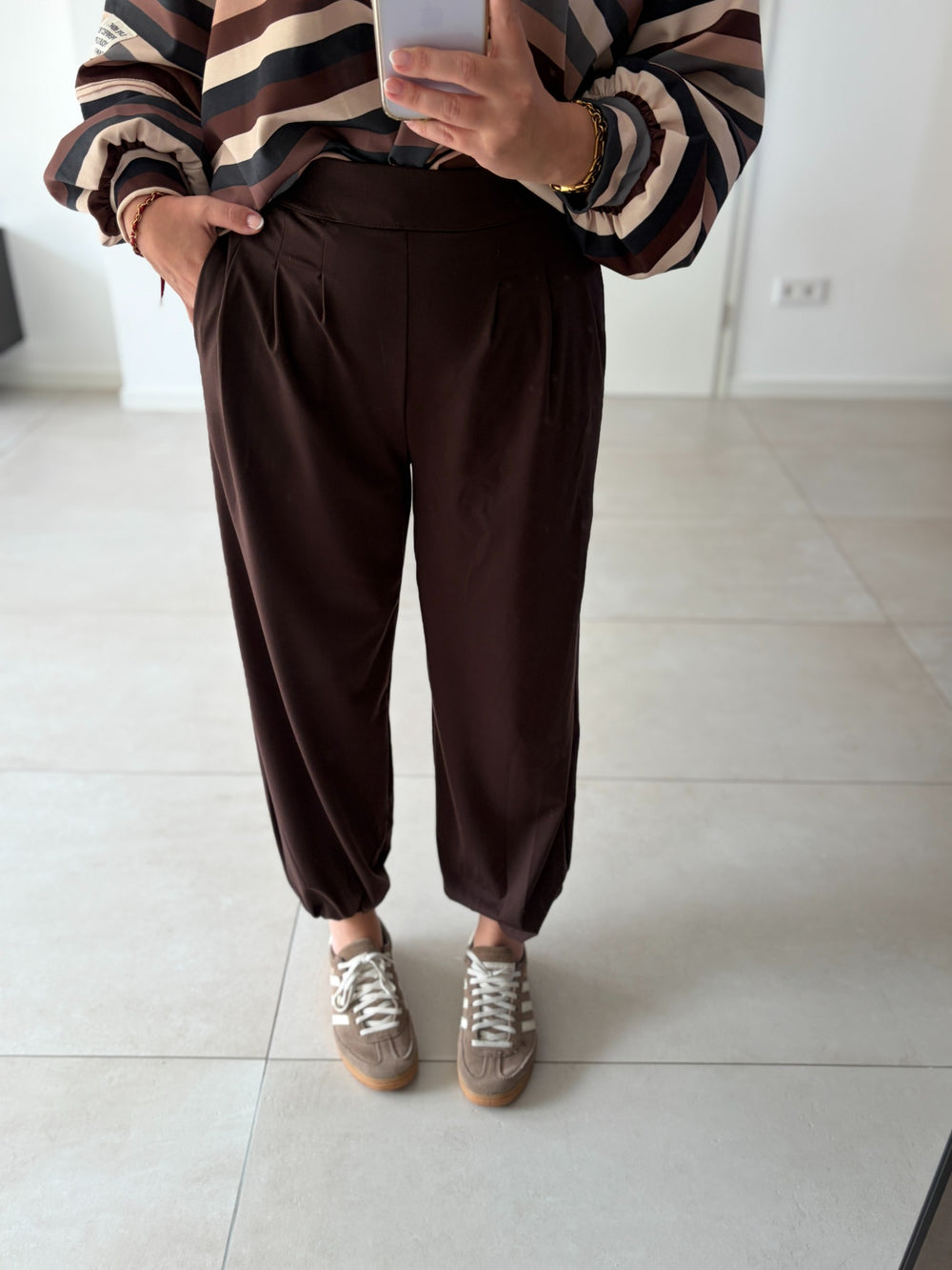 Tencel-Hose mit Bundfalten in Dunkelbraun – Vorderansicht