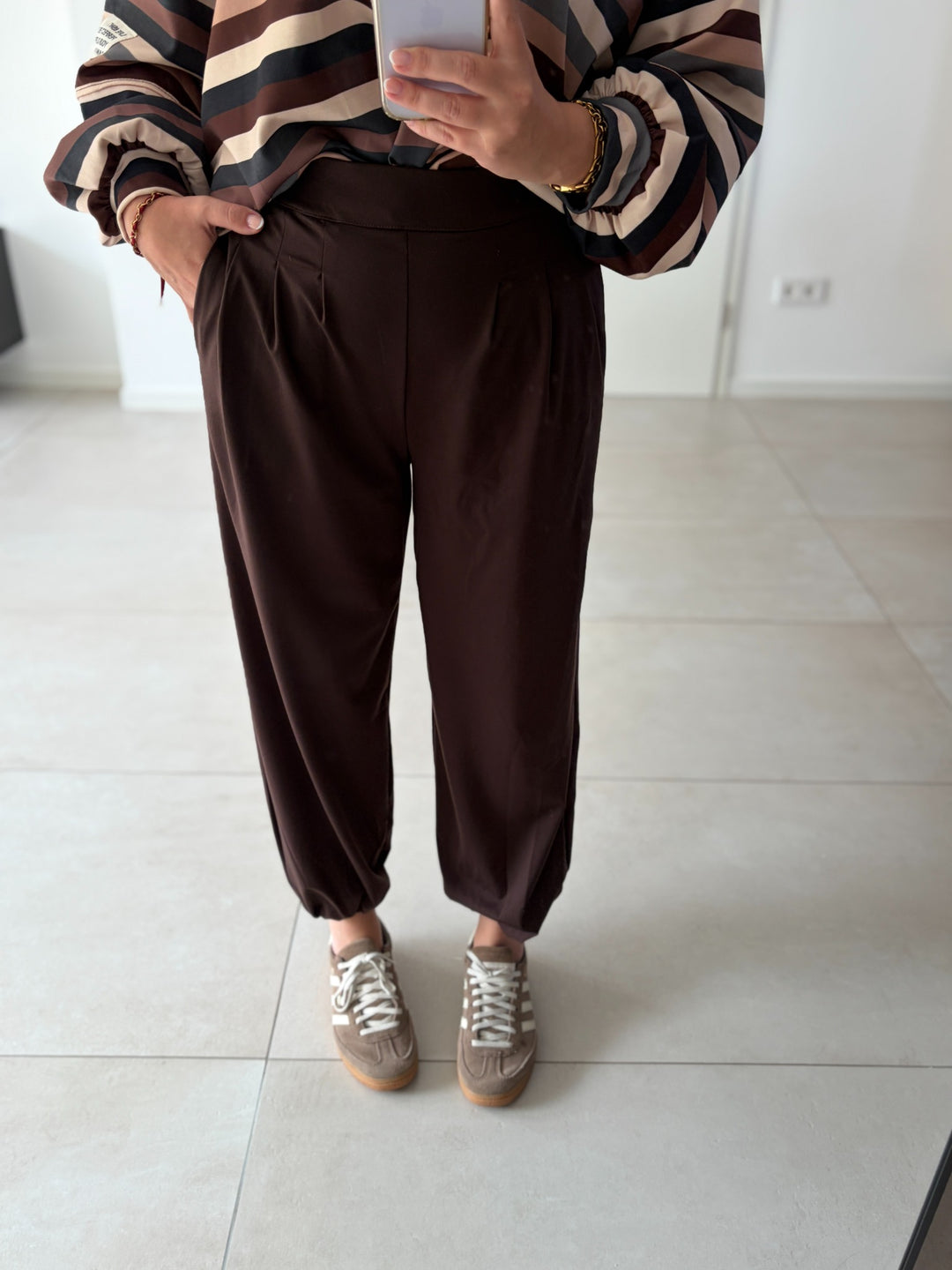 Tencel-Hose mit Bundfalten in Dunkelbraun – Vorderansicht