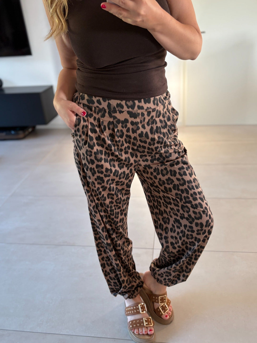 Braun-schwarze Tencel-Leohose mit elastischem Bund und Seitentaschen – Detailansicht