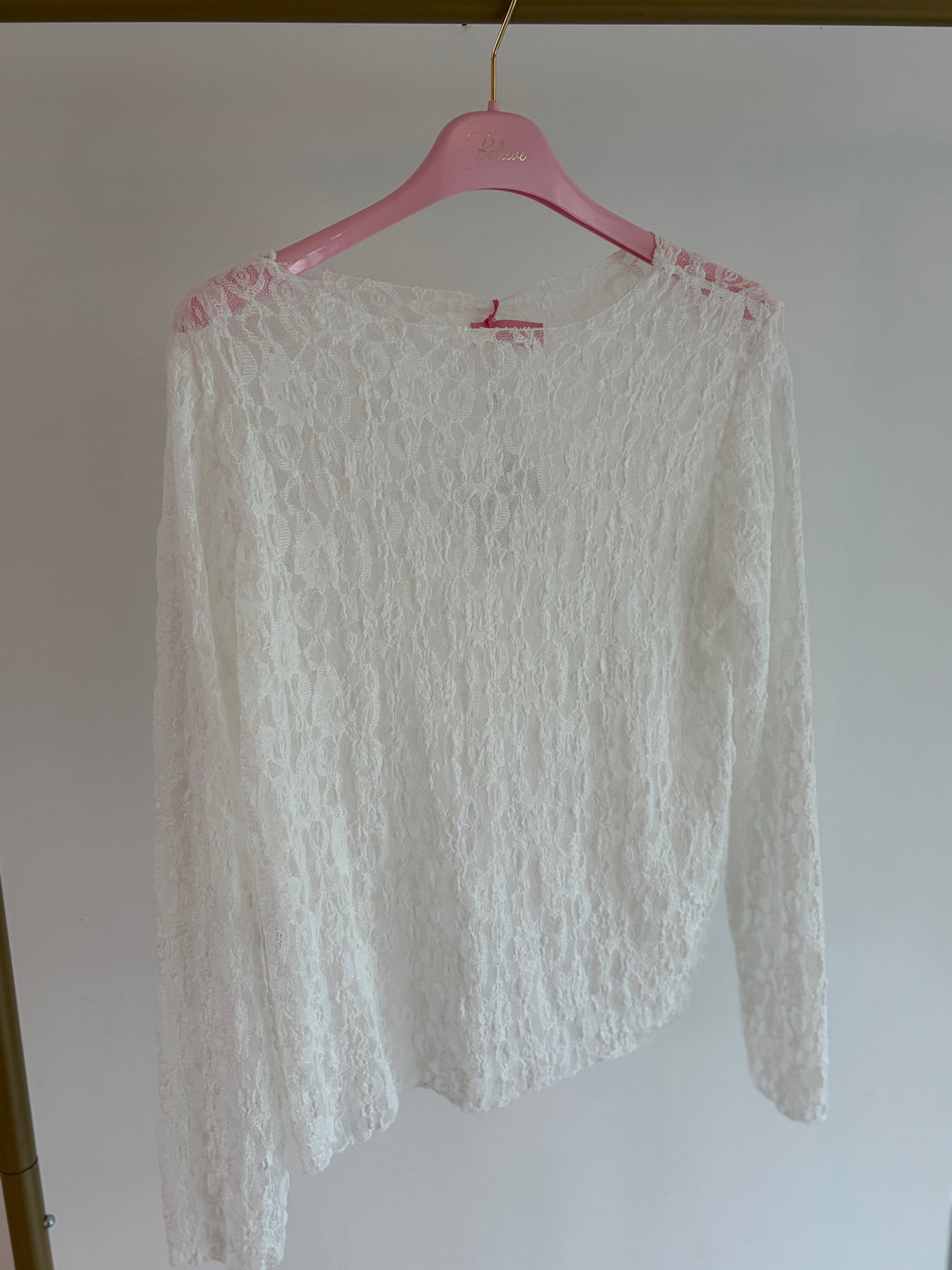 Weißes Spitzen-Langarmshirt – Detailansicht von Ausschnitt und Spitze