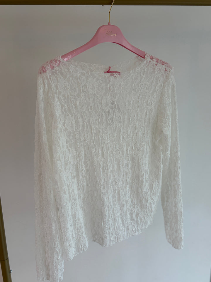 Weißes Spitzen-Langarmshirt – Detailansicht von Ausschnitt und Spitze