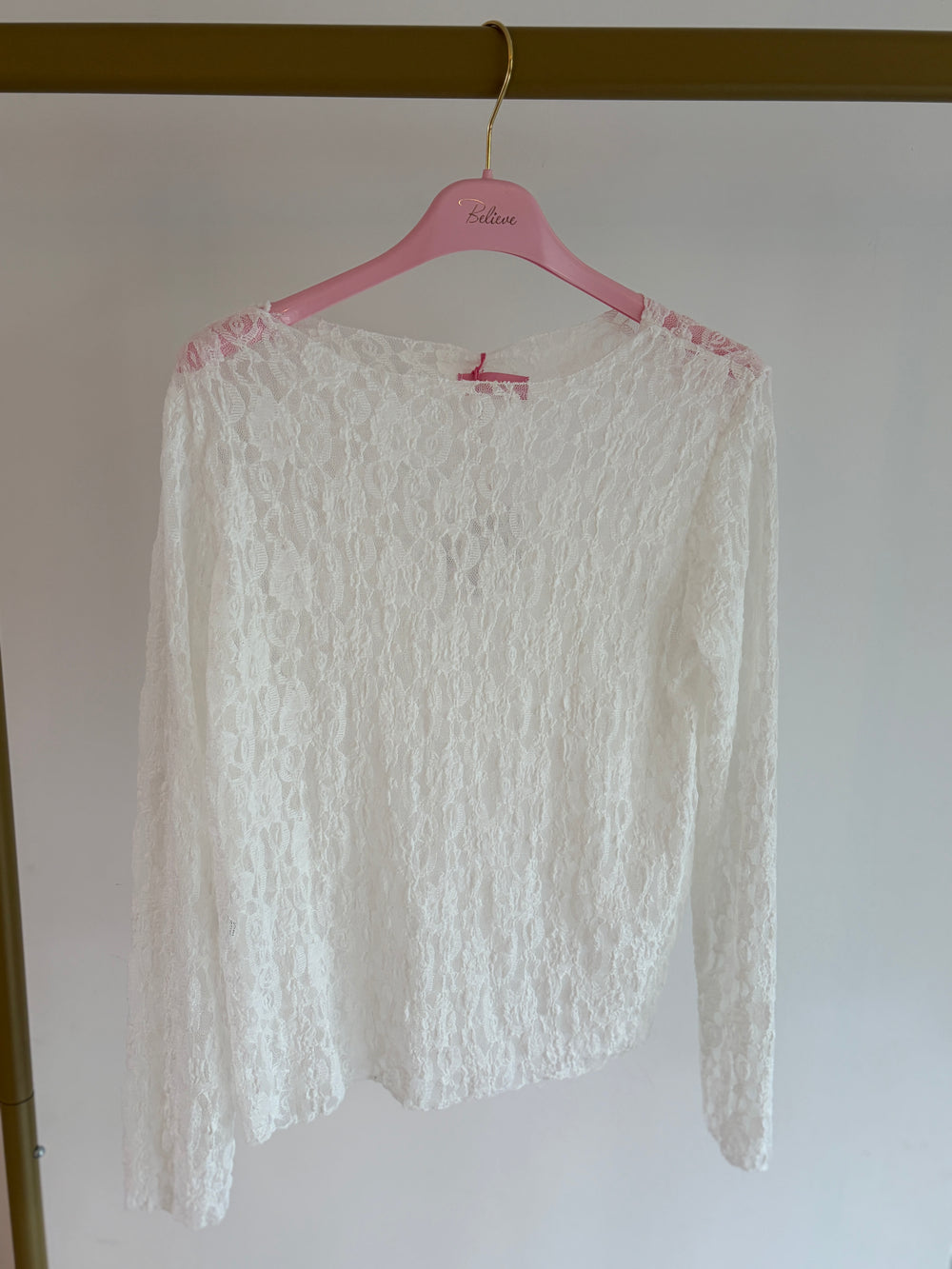 Weißes kurzes Spitzen-Langarmshirt mit langen Ärmeln