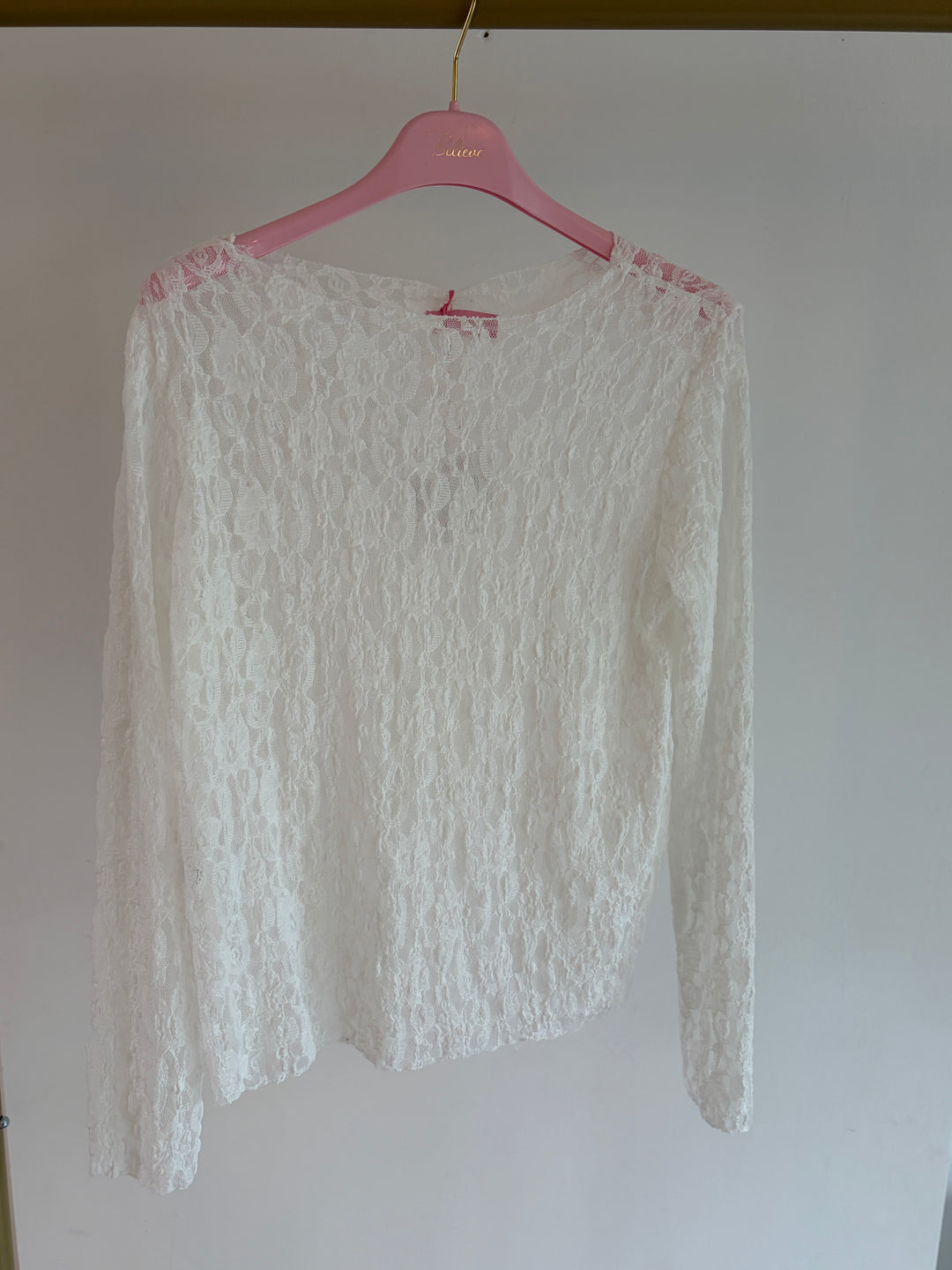 Weißes kurzes Spitzen-Langarmshirt von Pink Cherry – Vorderansicht