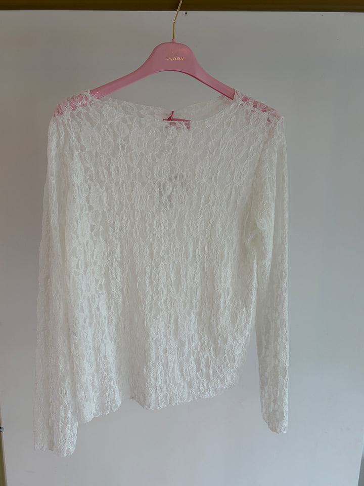 Weißes kurzes Spitzen-Langarmshirt von Pink Cherry – Vorderansicht
