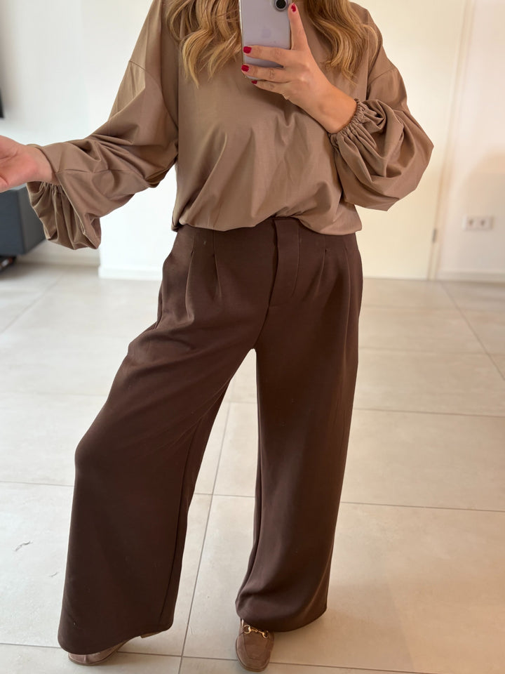 Bundfaltenhose in Dunkelbraun mit weitem Bein – Vorderansicht
