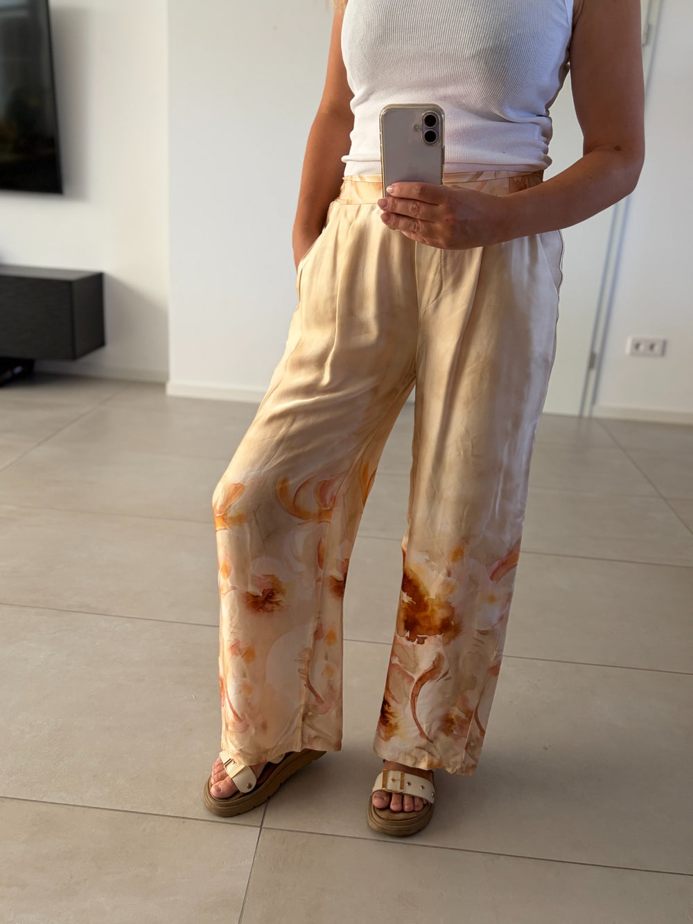 Beige Wide-Leg-Hose mit floralem Print – Ganzansicht
