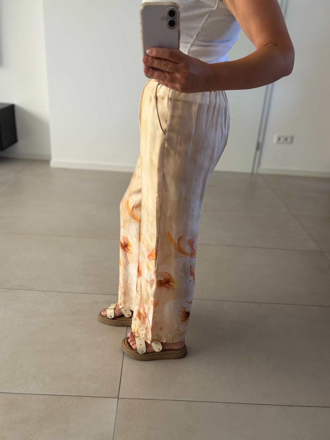 Leicht fallende Hose mit weitem Bein und floralem Print – Seitenansicht