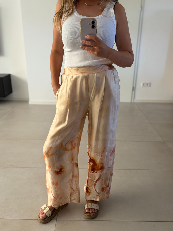 Weite Hose in Beige mit floralem Print – Vorderansicht
