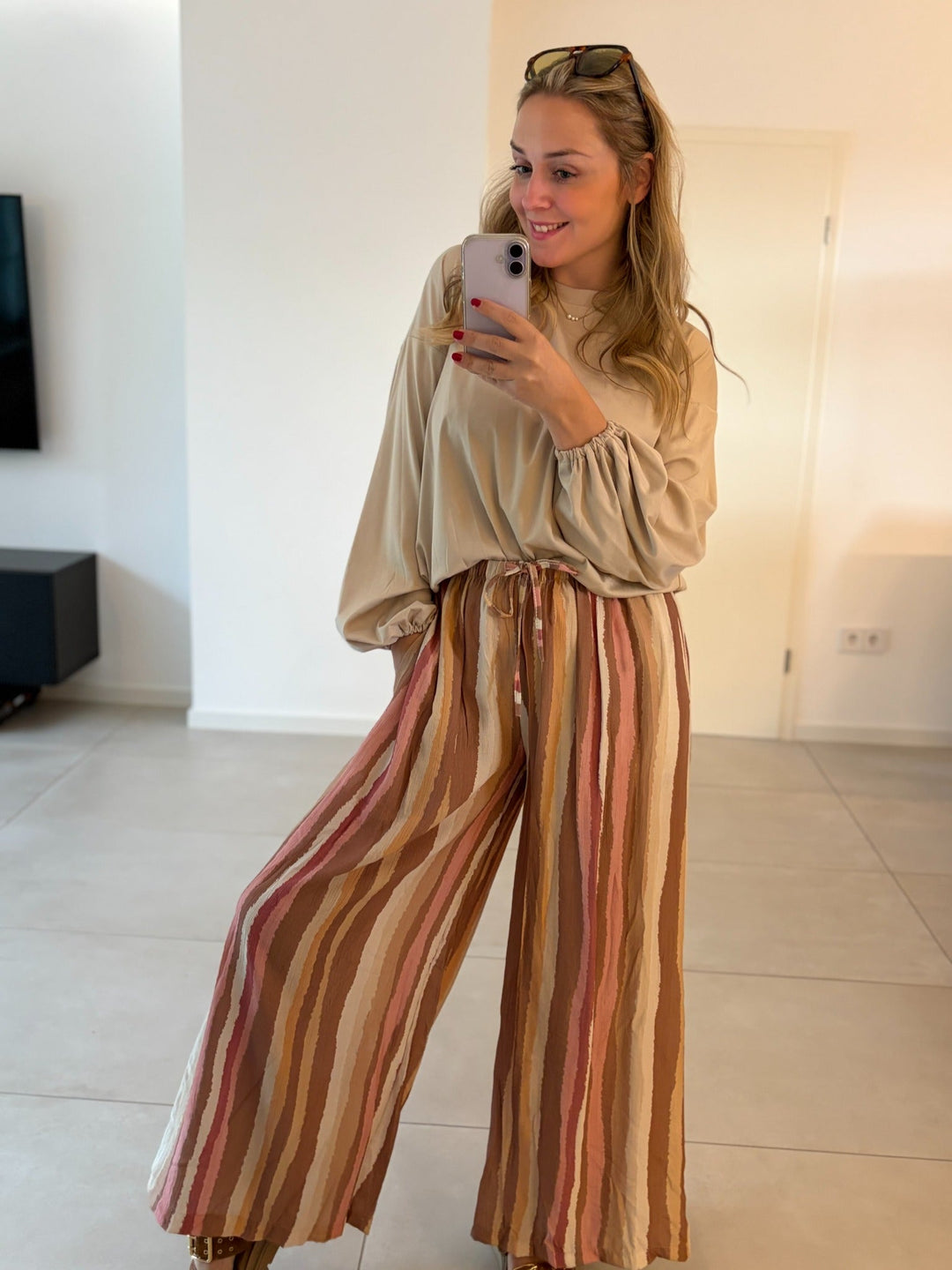 Weite Streifenhose in Dunkelbraun, Rosa und Creme – Vorderansicht im Outfit