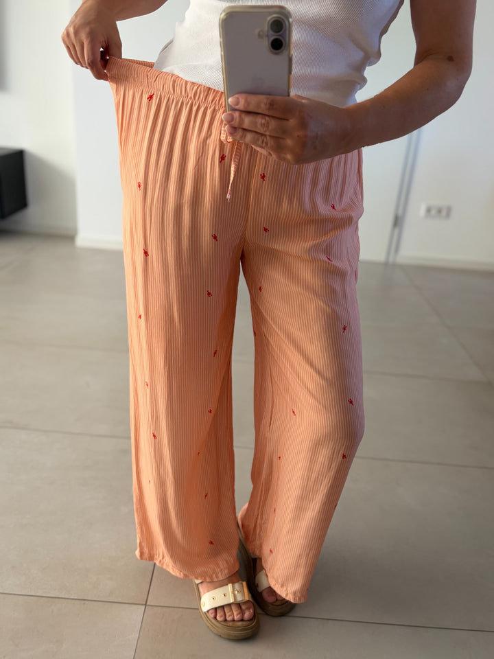 Apricotfarbene Hose mit elastischem Bund – Passformansicht