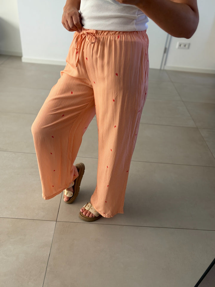 Leicht fallende Wide-Leg-Hose mit roten Miniprints – Schrägansicht