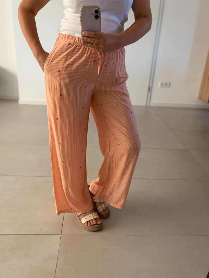 Wide-Leg-Hose in Apricot mit feinen Streifen – Vorderansicht
